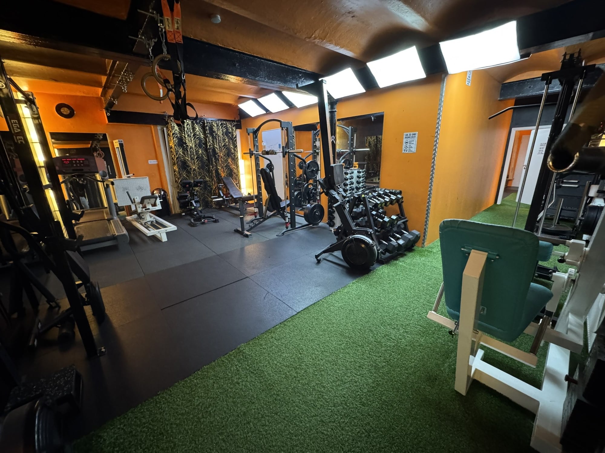 Privater Trainingsraum Power Gym in Hamburg mit viel Platz für zwei Personen
